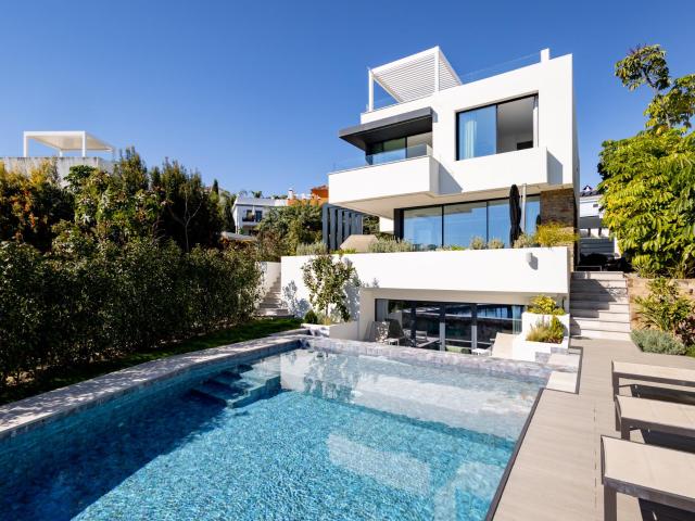 Esta exclusiva villa de 4 dormitorios se encuentra en la tra. 454m² Estepona
