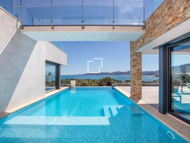 Esta exclusiva villa de lujo de 4 dormitorios goza de una ub. 723m² Llança