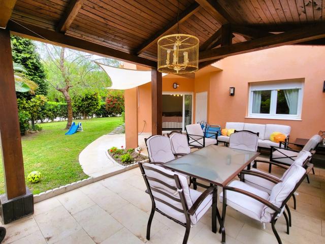 Esta exclusiva vivienda adosada está situada en la codiciada. 147m² Manilva