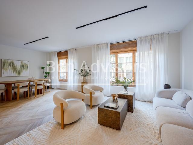 Esta exclusiva vivienda reformada a estrenar se situa en una. 215m² Barcelona