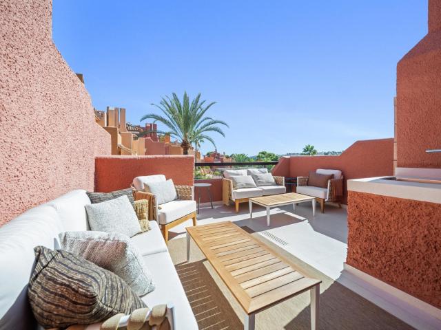 Esta exquisitamente renovada, totalmente amueblada casa de t. 283m² Marbella