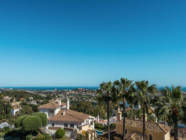 Esta elegante casa adosada de lujo se encuentra en La Quinta. 164m² Benahavís