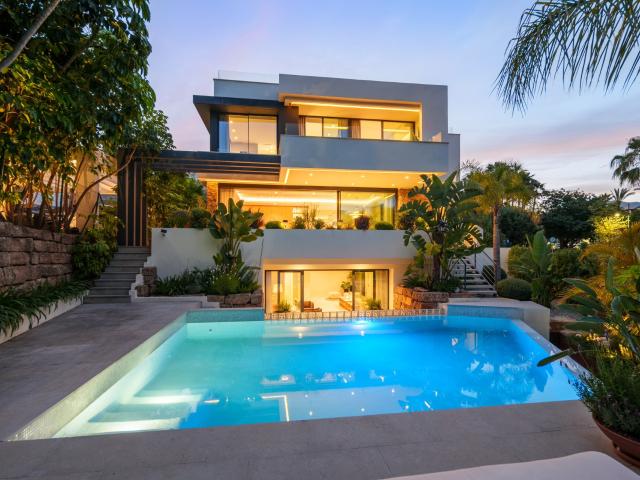 Esta elegante villa de cinco dormitorios en venta se encuent. 753m² Estepona