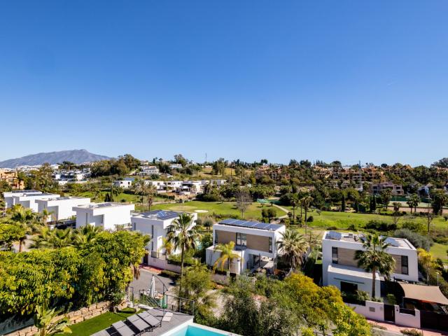 Esta elegante villa de cinco dormitorios se encuentra en una. 753m² Estepona