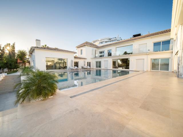 Esta elegante villa se ubica en Guadalmina Alta, una de las. 1096m² San Pedro de Alcántara