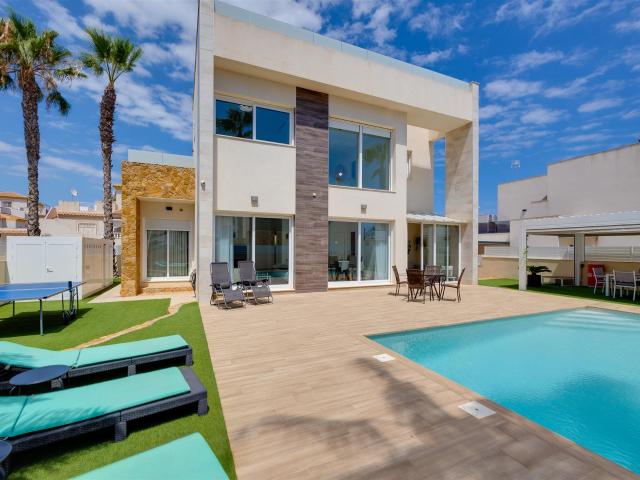 Esta elegante y moderna villa en Torrevieja ofrece un alojam. m² Torrevieja