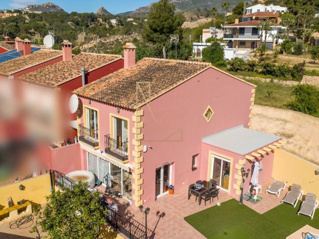 Esta encantadora casa adosada en esquina se encuentra en una. 226m² La Nucía
