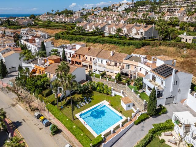 Esta encantadora casa adosada en esquina se encuentra en la. 289m² Benahavís