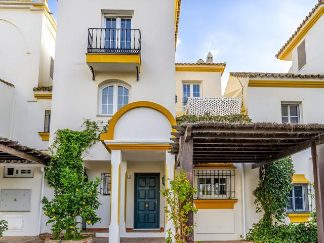 Esta encantadora casa adosada, situada en la tranquila y ver. 221m² Estepona