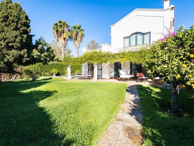 Esta encantadora casa de estilo andaluz se encuentra en una. 228m² El Paraiso