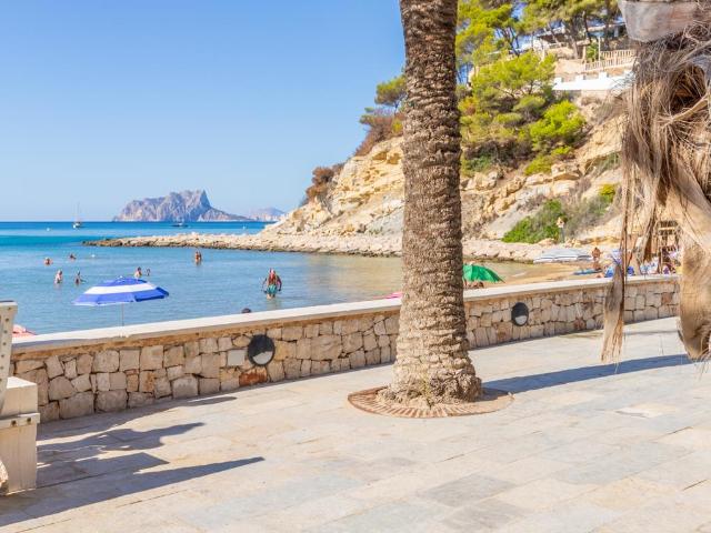 Esta encantadora casa, está situada en primera línea de la p. 191m² Moraira