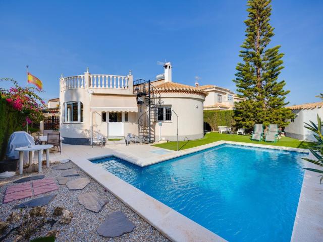 Esta encantadora casa independiente de 140 m2 está situada e. m² Orihuela Costa