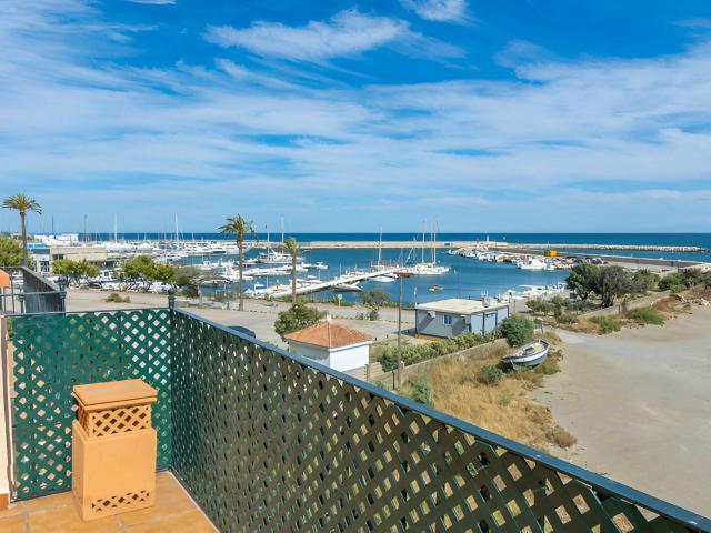 Esta encantadora y única casa adosada se encuentra en el exc. 181m² Estepona
