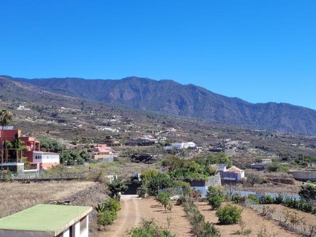 Esta espaciosa y luminosa casa de pueblo está ubicada en el. 389m² Arafo