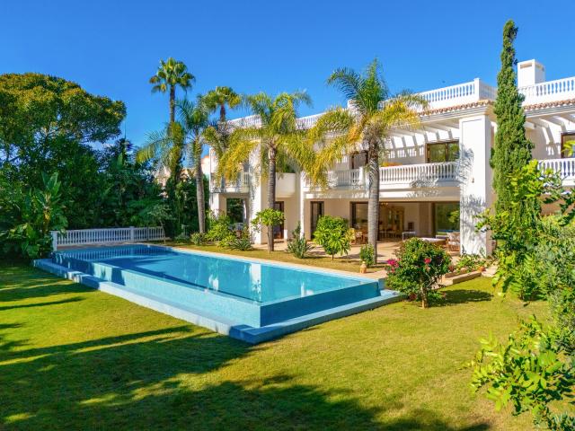 Esta espectacular villa de reciente construcción se encuentr. 1050m² Estepona