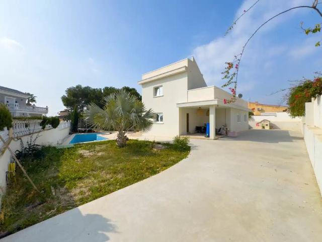 Esta espectacular casa de dos pisos está situada en un gran. 313m² Doña Pepa