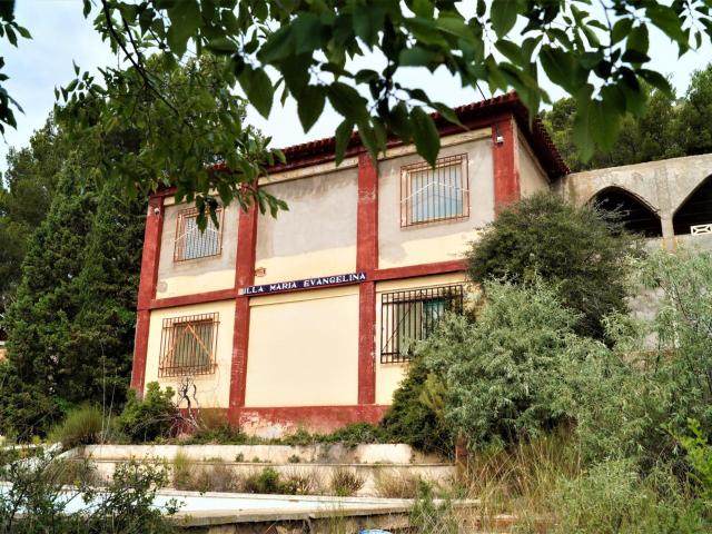 Esta fabulosa villa para restauración está a la venta. Tiene. 171m² Salinas