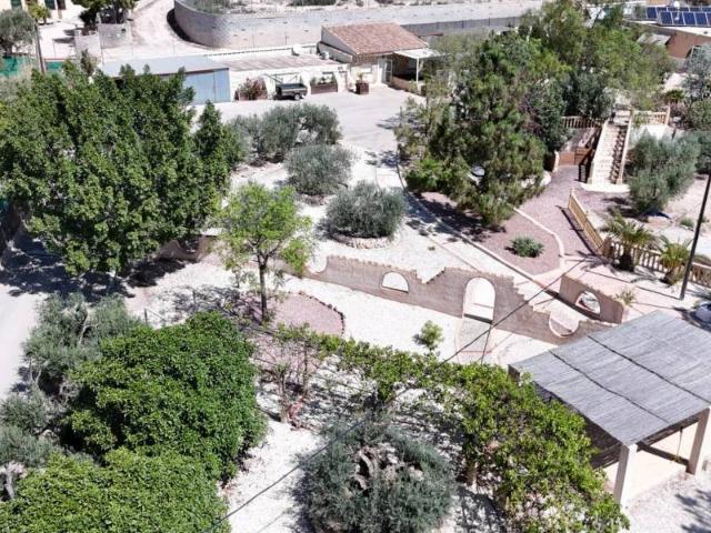 Esta finca excepcional se asienta sobre una parcela privada. 304m² Crevillente