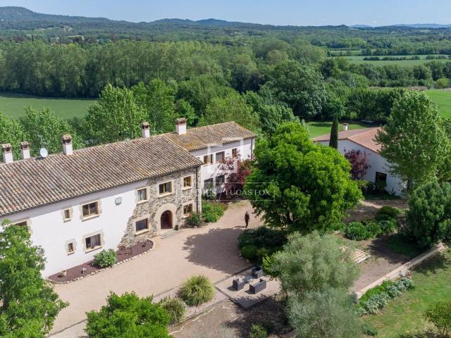 Esta gran masía se encuentra a solo un par de minutos en coc. 1028m² Santa Coloma de Farners