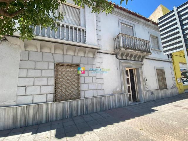 Esta gran propiedad tiene 6 7 dormitorios, 2 cocinas, terraz. 367m² Baza