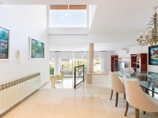 Esta gran villa unifamiliar con ladrillo a vista cuenta con. 416m² Castelldefels