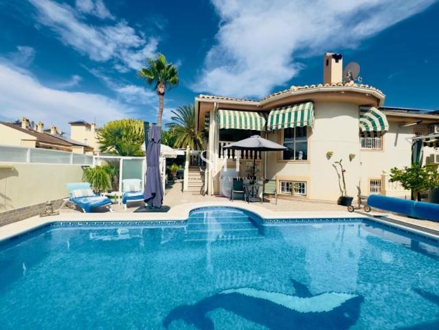 Esta hermosa villa se encuentra en una amplia parcela de 500. 185m² Benijófar