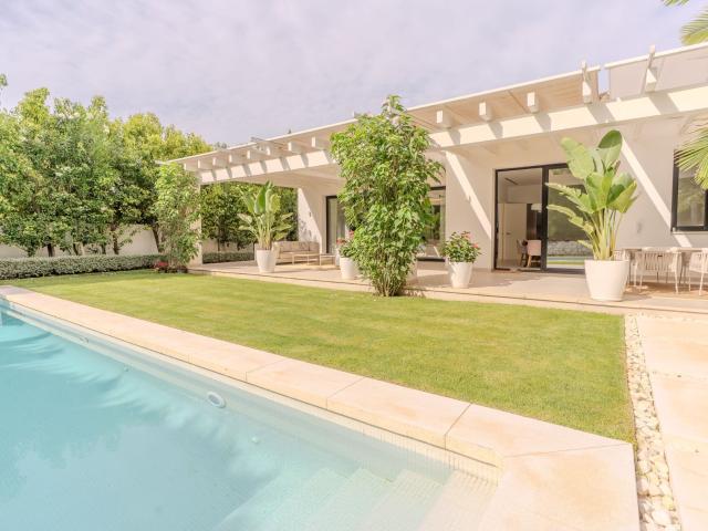 Esta hermosa villa reformada se encuentra en la prestigiosa. 410m² Marbella