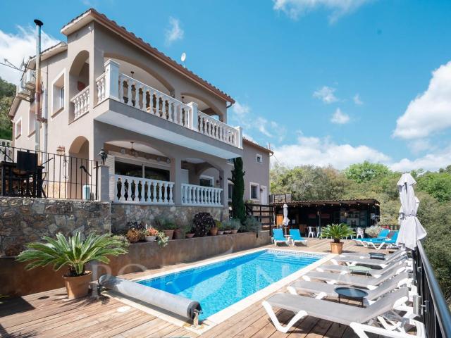 Esta hermosa y amplia villa con 2 salas de estar, 6 habitaci. 285m² Calonge