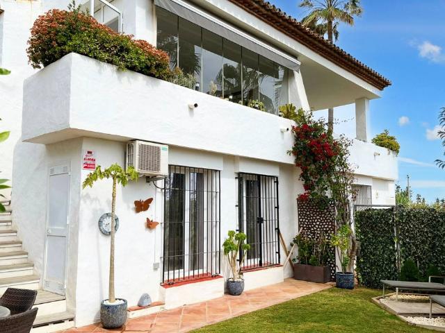 Esta impresionante casa adosada, completamente renovada con. 204m² Manilva