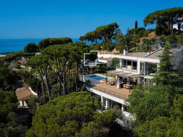 Esta impresionante casa se encuentra en una privilegiada zon. 460m² Premia de Dalt