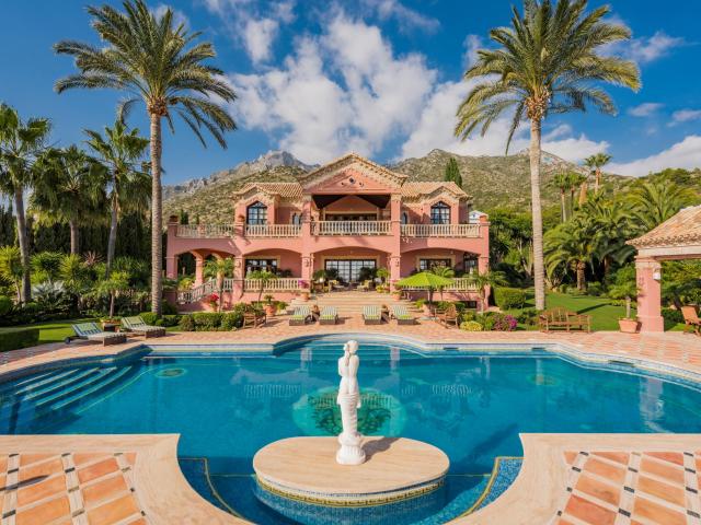 Esta impresionante mansión, ubicada en una doble parcela en. 1923m² Marbella
