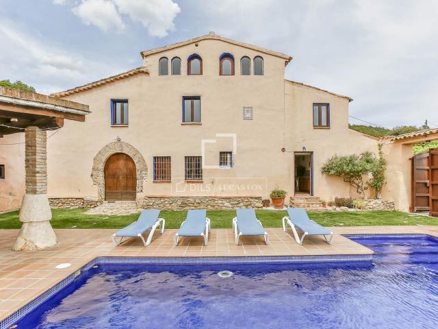 Esta impresionante vivienda rural, situada en el centro de l. 692m² Torrelles de Foix