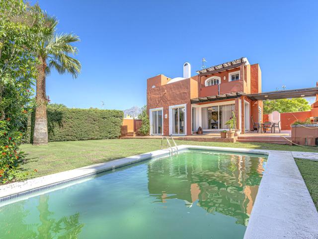 Esta impresionante villa de 3 dormitorios está ubicada en la. 287m² Marbella