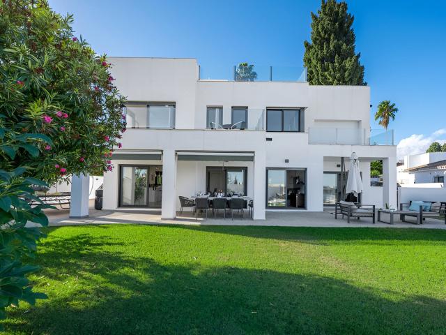 Esta impresionante villa de 5 dormitorios con baños en suite. 323m² Marbella