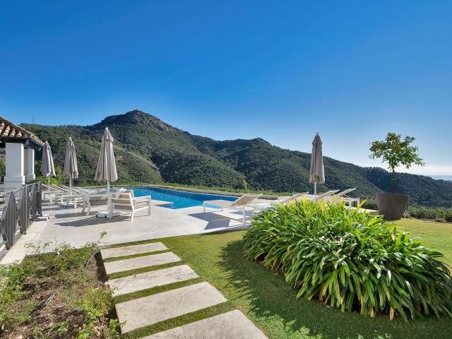 Esta impresionante villa de cinco dormitorios, de inspiració. 1021m² Benahavís