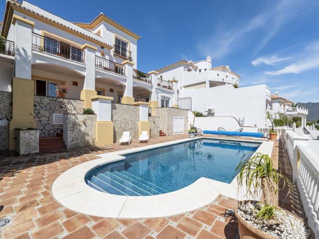 Esta impresionante villa de cinco dormitorios, ubicada dentr. 513m² Mijas Costa