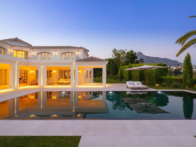 Esta impresionante villa de lujo se encuentra en Los Naranjo. 657m² Marbella