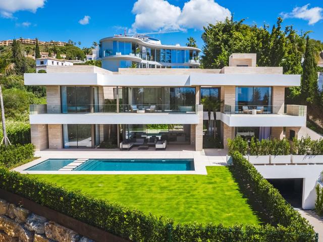Esta impresionante villa de lujo se encuentra en la codiciad. 919m² Estepona