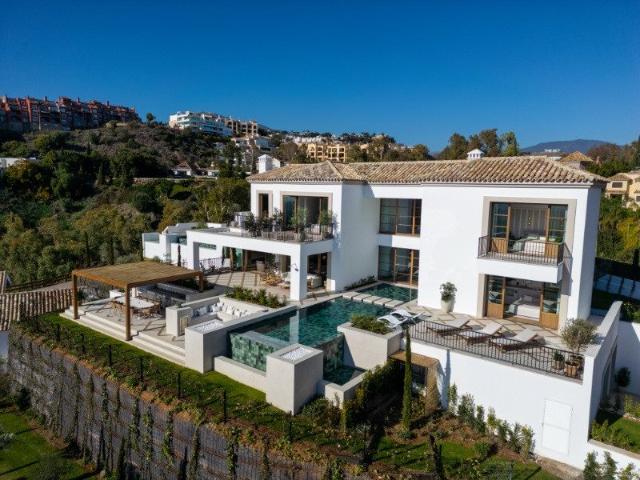 Esta impresionante villa de lujo se encuentra en la hermosa. 668m² Benahavís