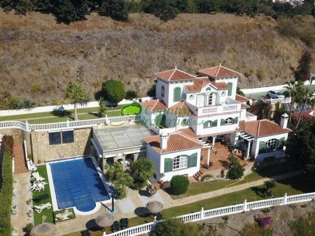 Esta impresionante villa orientada al sur se encuentra en un. 608m² Torrox
