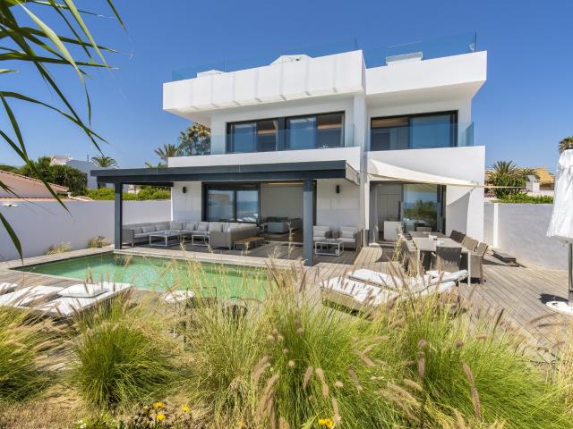 Esta impresionante villa moderna frente al mar en Costabella. 566m² Marbella
