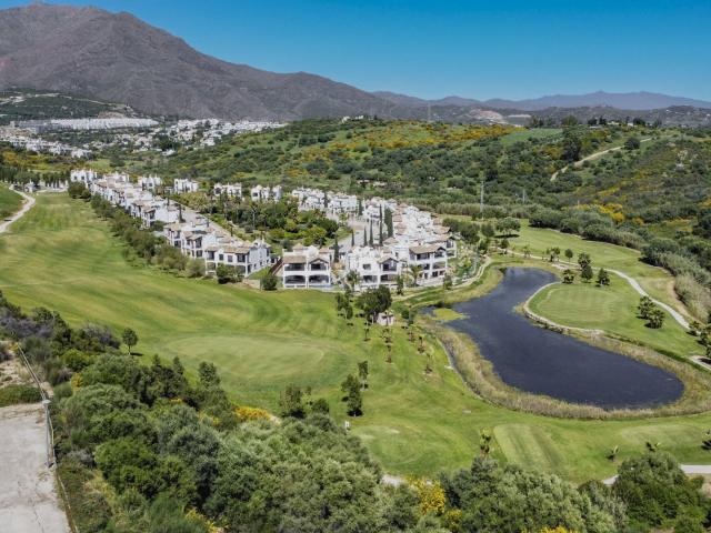 Esta impresionante villa se encuentra dentro de la exclusiva. 304m² Estepona