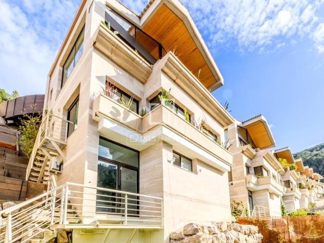 Esta impresionante villa se encuentra en una posición elevad. 288m² Sitges