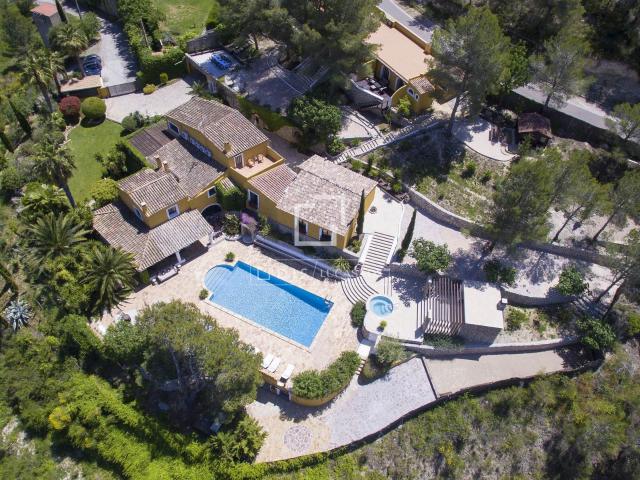 Esta inusual vivienda rural fue una vez una finca vinícola e. 777m² Canyelles