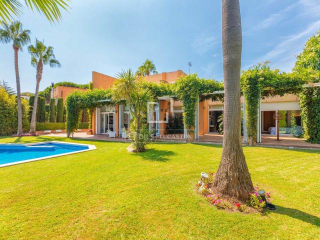 Esta lujosa villa de 7 dormitorios disfruta de vistas al mar. 505m² S'Agaro