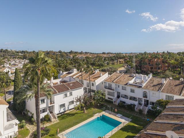 Esta preciosa casa adosada de 4 dormitorios en Nueva Andaluc. 161m² Marbella