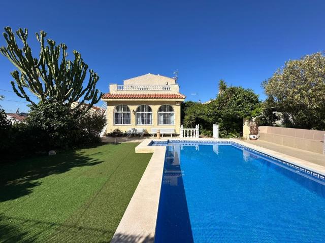 Esta preciosa casa independiente ofrece mucho espacio, priva. 148m² La Marina