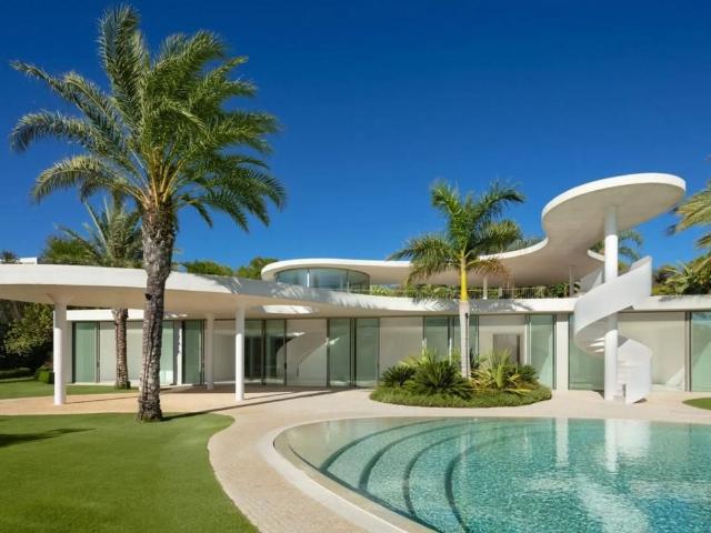 Esta prestigiosa villa se erige como testimonio del ingenio. 713m² Casares