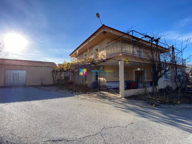 Esta propiedad única se encuentra a solo 5 minutos del puebl. 343m² Chirivel