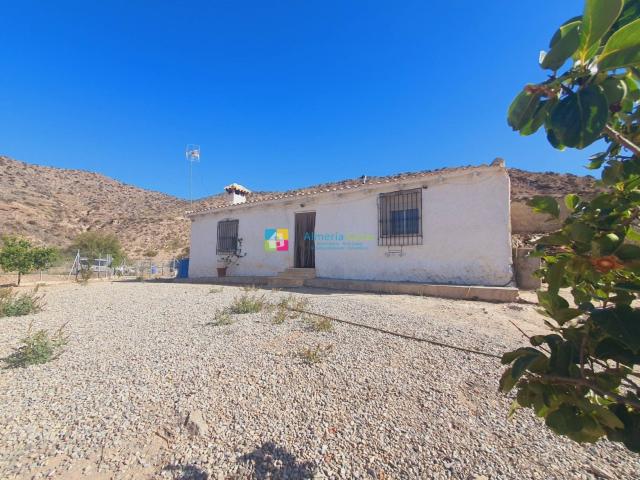 Esta propiedad está situada en una zona rural tranquila con. 100m² Albox